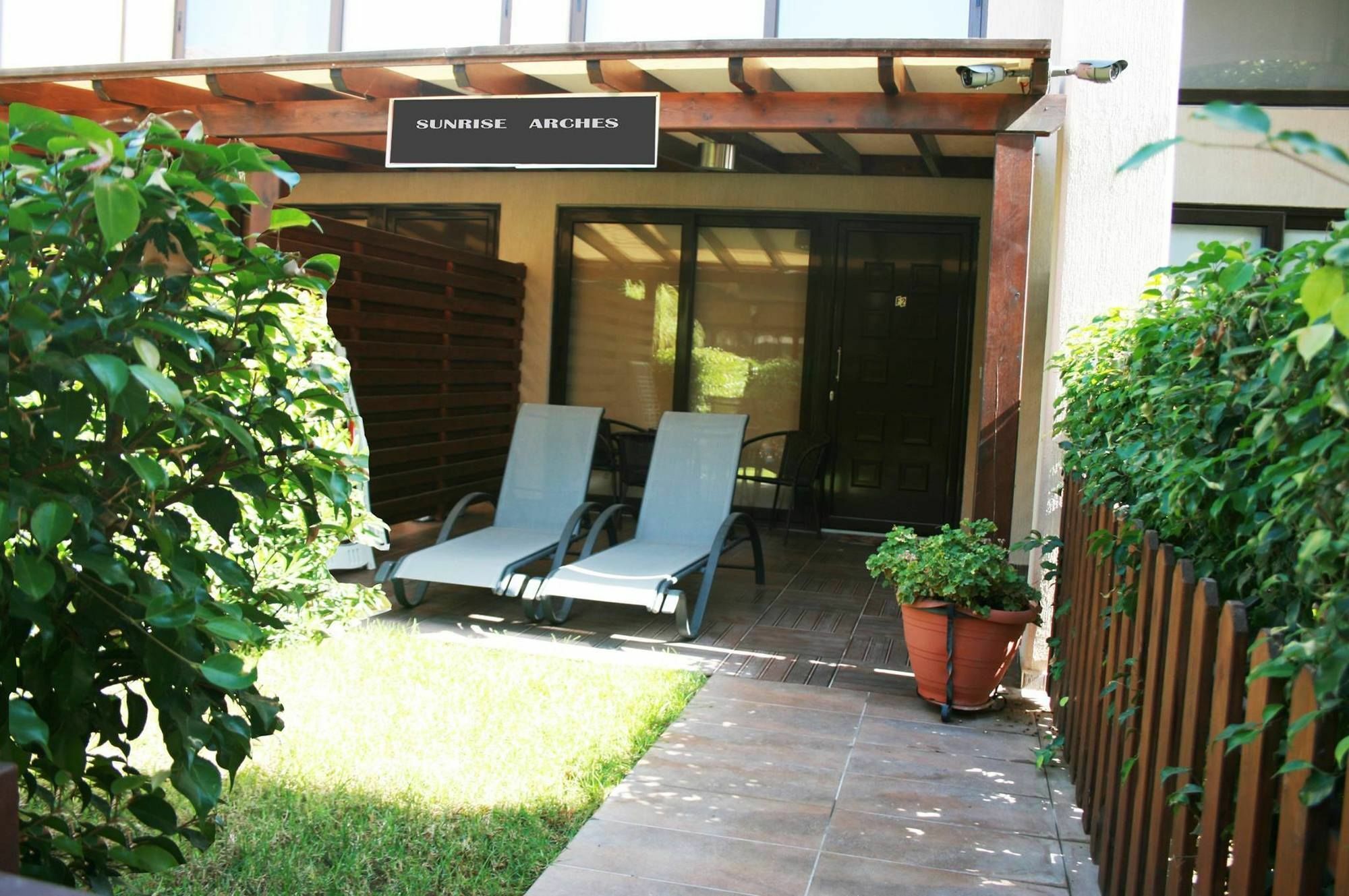 Sunrise Arches Apartments 레메소스 외부 사진
